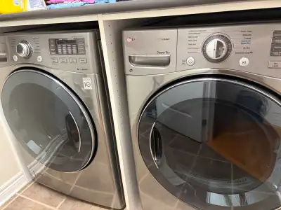Je vends une laveuse et une sécheuse LG en parfait état de fonctionnement. Joint de la porte de la l...
