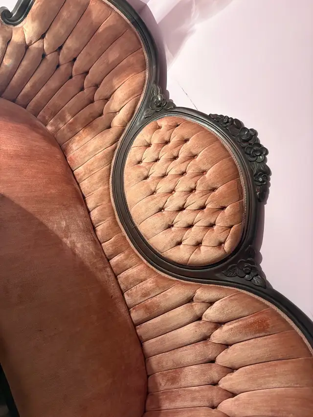 ANTIQUE VICTORIAN PINK SOFA in Couches & Futons in Gatineau - Image 4