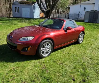 Mazda MX5-GS 2011 Décapotable -Toit souple -Couleur int. Noir-Gris -86,633 km -Manuelle -Moteur 2.0...