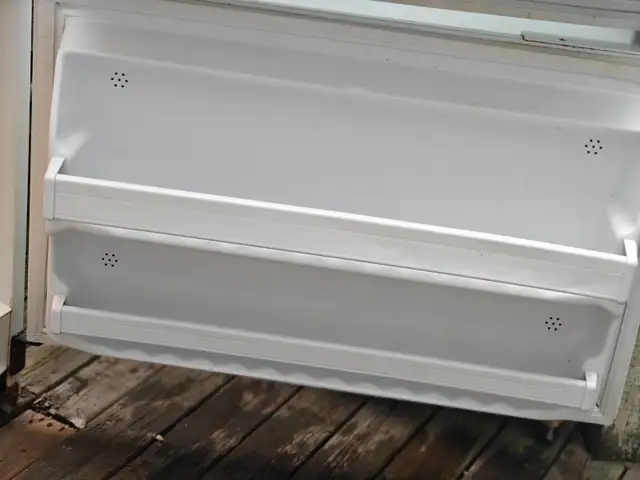 Sears -white 2-door, bottom freezer refrigerator in Refrigerators in City of Halifax - Image 7