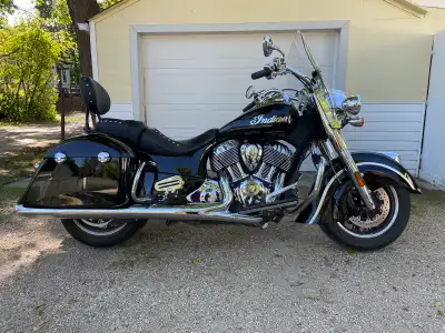 Indian Springfield Showroom condition ! Thunder Black , 111 cubic inch , bought new and serviced at...