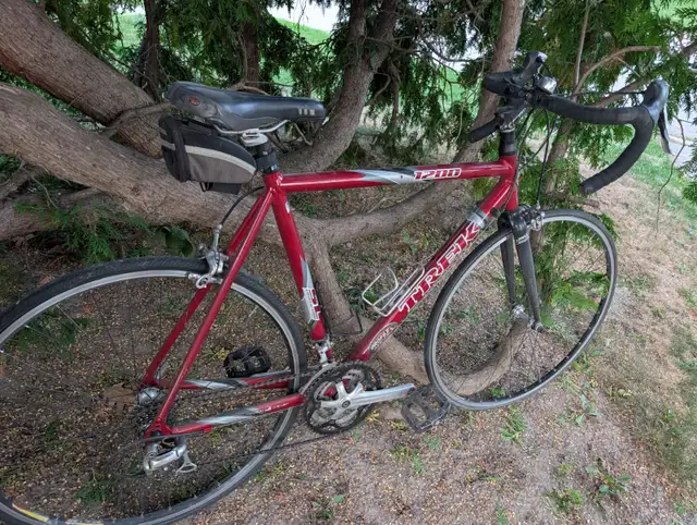 Trek 1200 Road Bike Candy Red in Road in City of Toronto - Image 5