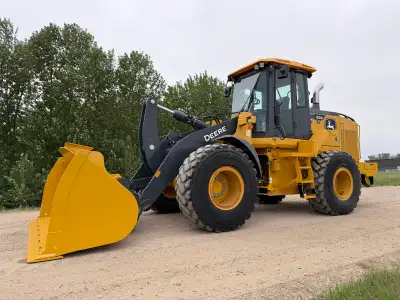 2022 John Deere 624P Wheel Loader C/W 72 inch Pallet Forks **Comprehensive warranty until March 2027...