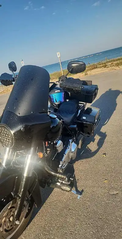 Selling my 2007 roadking police has 103 ci v twin motor 6 speed transmission og moto risers and odi...