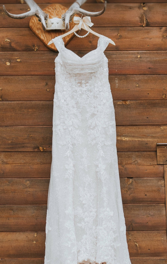Beautiful Designer Wedding Dress - Size 12 in Wedding in Medicine Hat