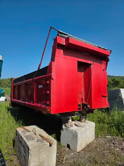 Boite 15.6' poulin avec moteur et support de toile, paneau ouvre des deux côtés année inconnu