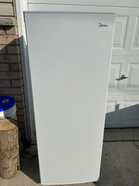 MIDEA 7.5 CU’ UPRIGHT FREEZER IN AS NEW CONDITION 