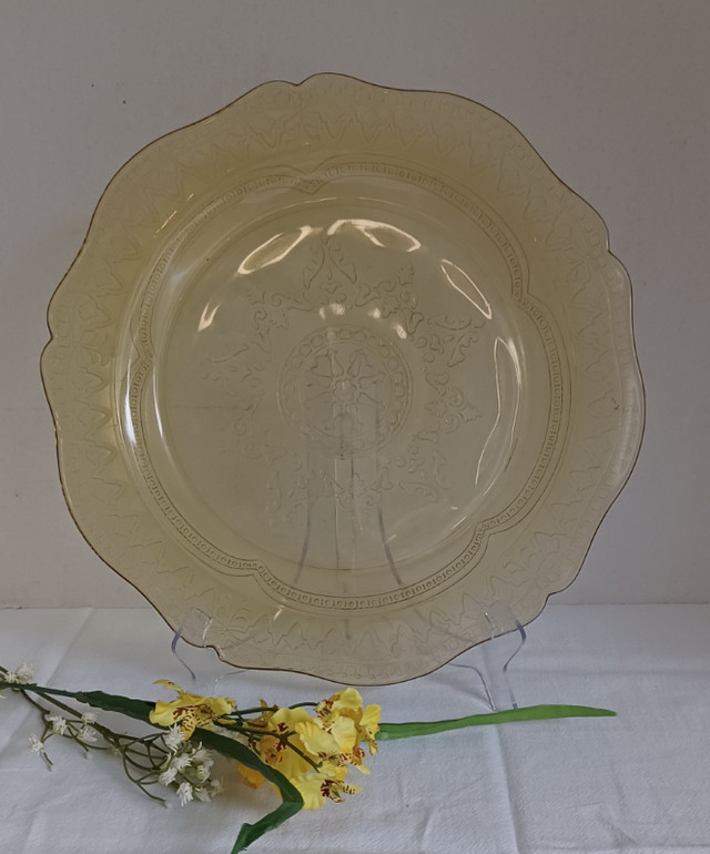 Vintage, Yellow, depression glass cake plate in Arts & Collectibles in Mississauga / Peel Region