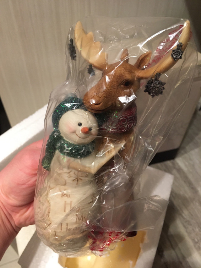 PAVILION GIFT - NWT - COLLECTIBLE SNOWMAN AND MOOSE FIGURINE in Home Décor & Accents in Kingston - Image 4
