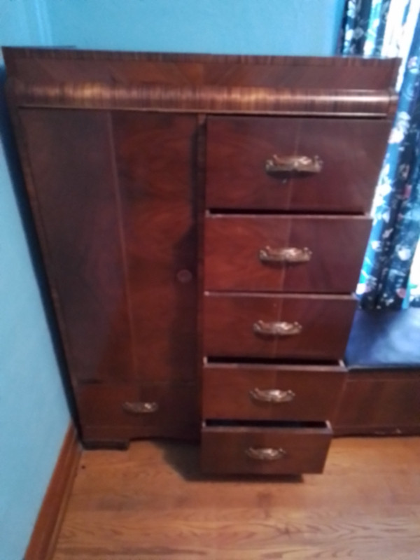 COMPLETE ANTIQUE BEDROOM SET in Dressers & Wardrobes in St. Catharines - Image 2