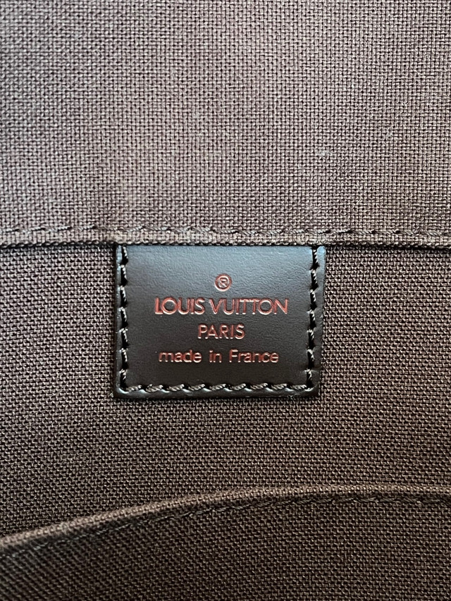Offering a Louis Vuitton Damier Ebene Abbesses Messenger Bag in Men's in Markham / York Region - Image 3