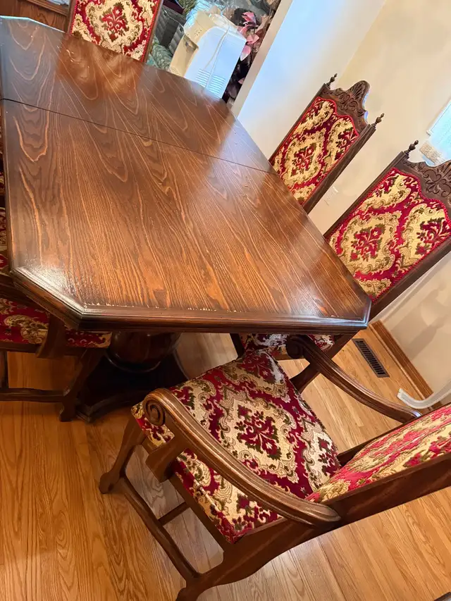 Dining Room Set With Matching Hutch in Dining Tables & Sets in Mississauga / Peel Region - Image 5