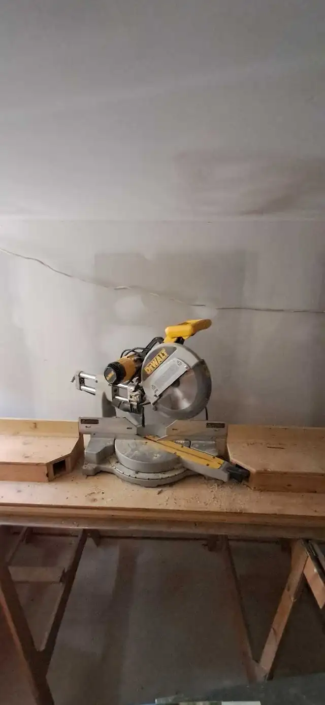Dewalt dual tilt 12" sliding compound mitre saw in Power Tools in City of Toronto - Image 3
