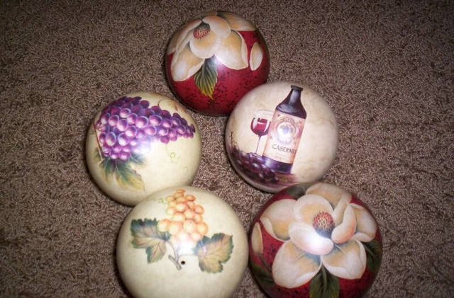 5 decorative balls in Arts & Collectibles in Lethbridge