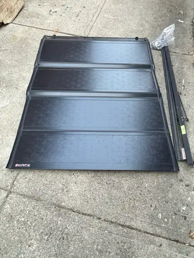 Fits a standard Ford Ranger . Extremely heavy duty hard top, fully seals box. Measuments in the phot...