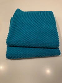 2 Serviettes de bain standards bleu azur quasi neuves 