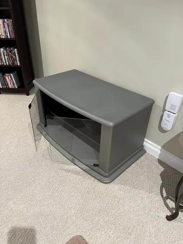 Swivel TV stand A1 condition, metallic gray in colour in TV Tables & Entertainment Units in Timmins - Image 2