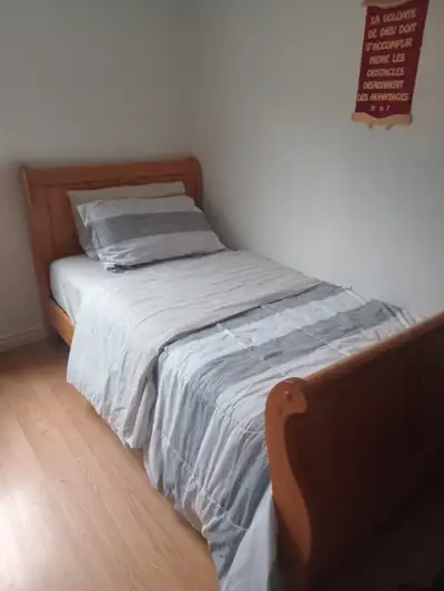 Magnifique lit d'appoint simple en veritable bois de chène à vendre.