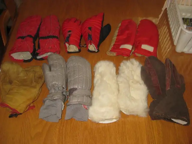 JACKET SPORT AVEC POCHETTE - CROCS - PARAPLUIES -TUQUES MITAINES in Other in Laval / North Shore - Image 11