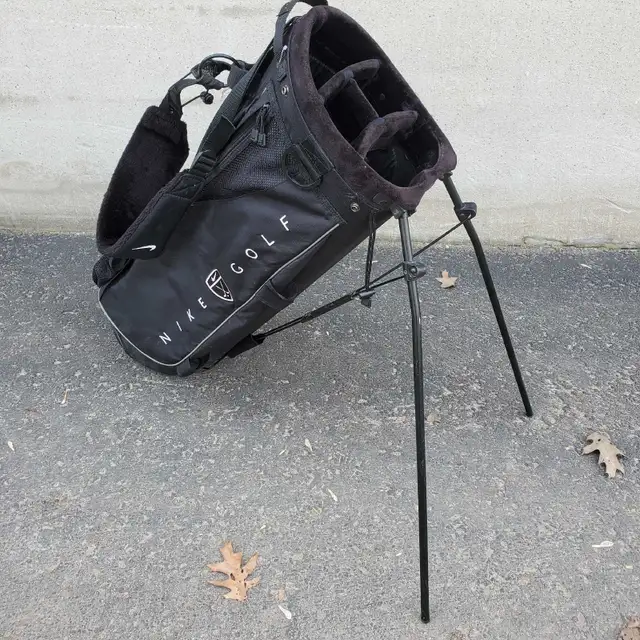 NIKE Stand Golf Bag with Back Straps Great condition in Golf in Barrie - Image 3