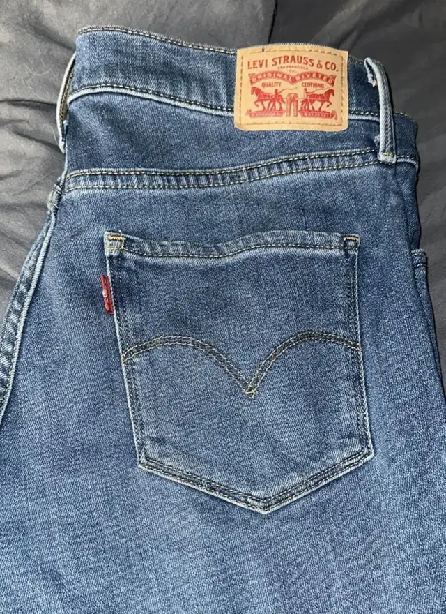 Levi jeans in Women's - Bottoms in Kingston - Image 2