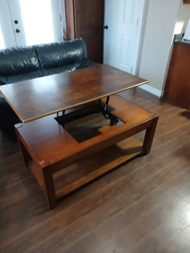 Extendable coffee table, in Coffee Tables in Charlottetown - Image 4