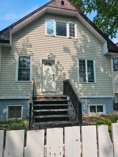 Available 1 Bedroom Suite (Upper-Triplex) - St. Boniface