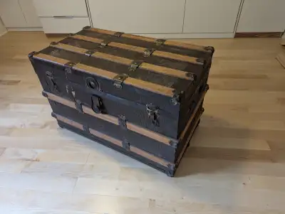 Vieille Malle de rangement 32"Lx18"Px21.5H Old Storage Trunk 32"W x 18"D x 21.5"H