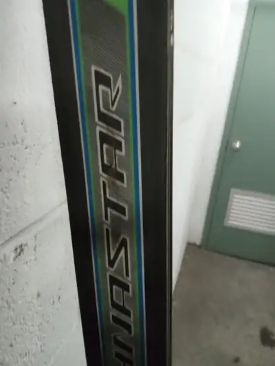 Skis alpins Dynastar Sprint Meridian à vendre, - fixations walker M30 - longueur 72 pouces - en bon...