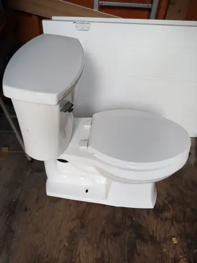 Toilette en excellent état. Utilisé une semaine.Vente, View more