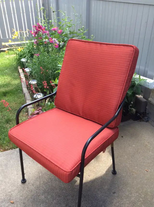 Outdoor Patio Set, Seat Cushions and Umbrella in Patio & Garden Furniture in Regina - Image 4