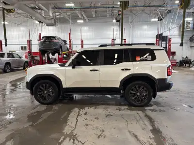 Un Land Cruiser Premium Hybride 2026 presque neuf, sans aucune attente de l'usine. La réalité, c'est...