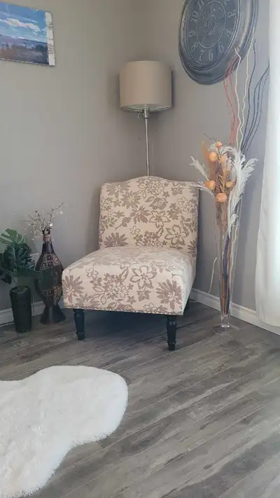 Stylish floral accent chair. The chair is in excellent condition, featuring a floral greige color pa...