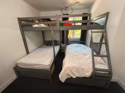 Lit superposé Queen au-dessus ( matelas non inclus ) 2 lits simple a la base avec matelas neuf en La...