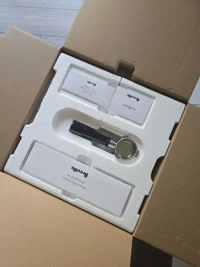 Breville Barista Express Impress- BES876SST in Coffee Makers in Mississauga / Peel Region - Image 8