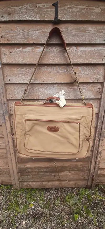 Selling an Eddie Bauer vintage suit travel bag. It's in good condition and ready to go. Yes it's ava...