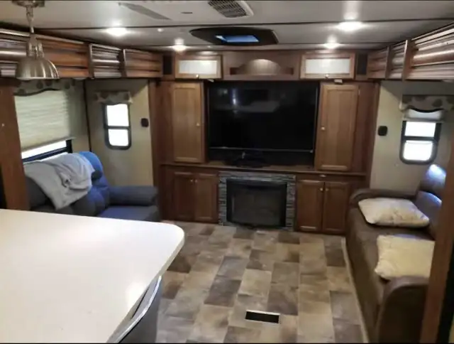 2017 Keystone Sprinter 332DEN | 4 Slides | Rear Living | $38,000 in Travel Trailers & Campers in Chilliwack - Image 5