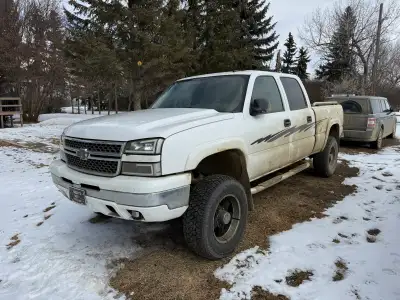 2006 Chevy gfx factory crew cab 6.0 4l80 with the 6.5 box. Has fith wheel installed with soft top bo...