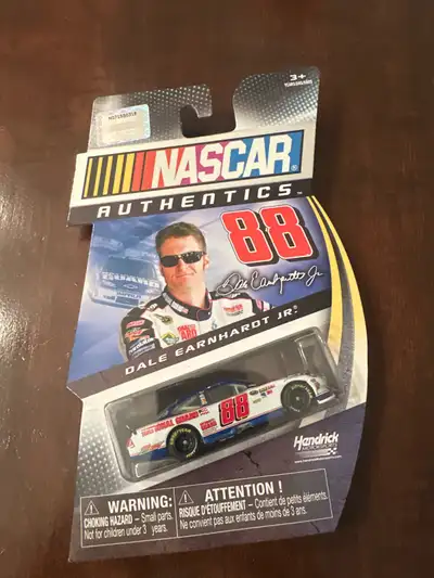 NASCAR Authentics Dale Earnhardt Jr #88 National Guard Collector Car(333)