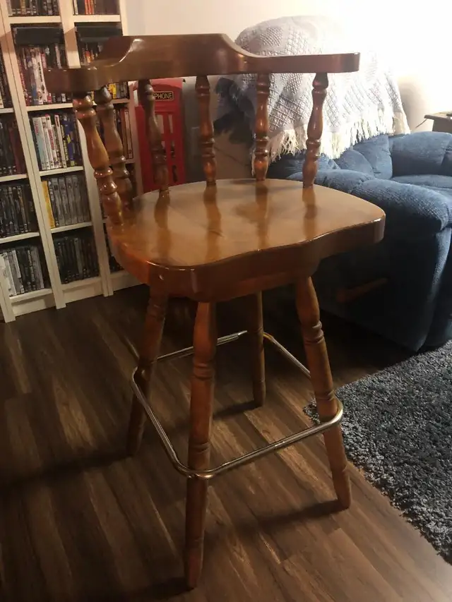 5 Wooden Bar Stools in Other in St. Catharines - Image 2