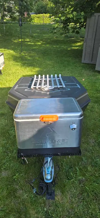Black trailer led lights inside and outside chrome cooler luggage rack on top and new tires to go on...