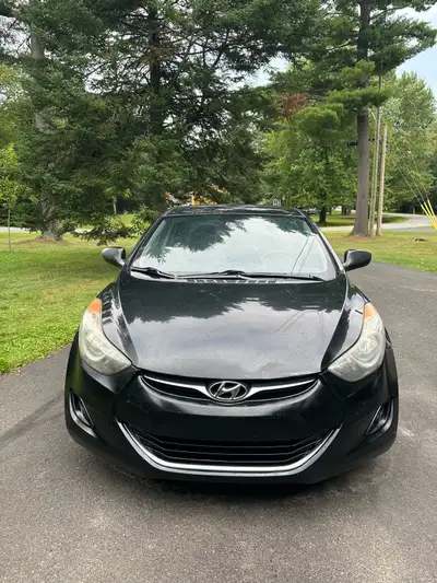 Hyundai Elantra 2012, 1.8L transmission manuelle,vitrse électriques, sièges chauffants à l’avant. Vé...