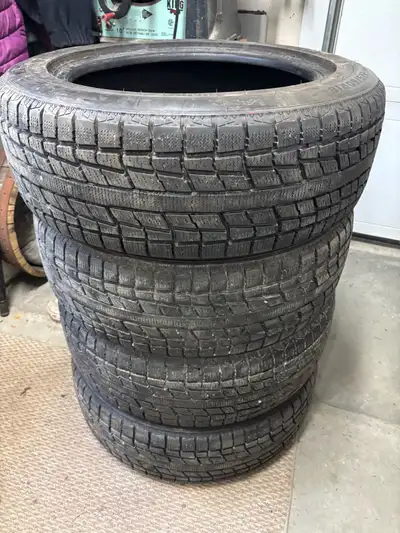 Pneus d’hiver, 18 pouces en très bonne condition aucune crevaison pour les informations. Regarde les...