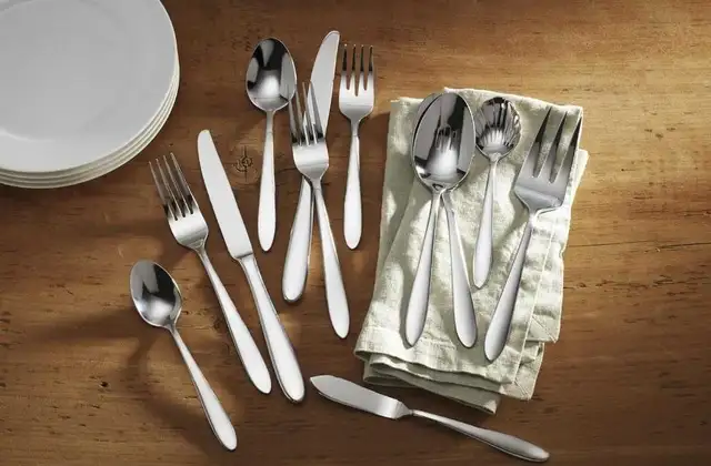 Oneida High Quality Stainless Steel Flatware Set in Kitchen & Dining Wares in Markham / York Region - Image 3