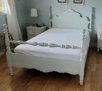 Vieux lit double en bois