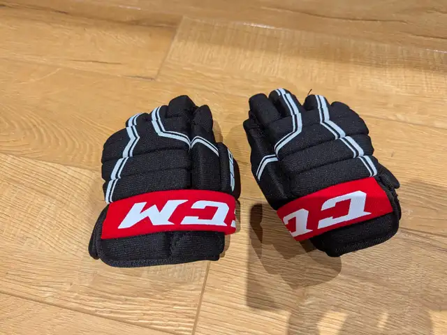 CCM kids hockey gloves (age 4-5 ) in Hockey in Markham / York Region - Image 2