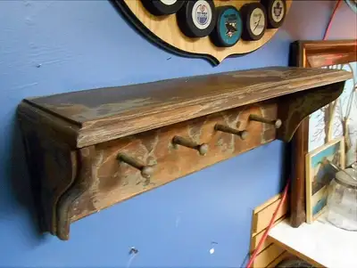 Diverses mini-étagères pouvant être fixés au mur ou déposées sur table, prix à partir de 20$ chaque.