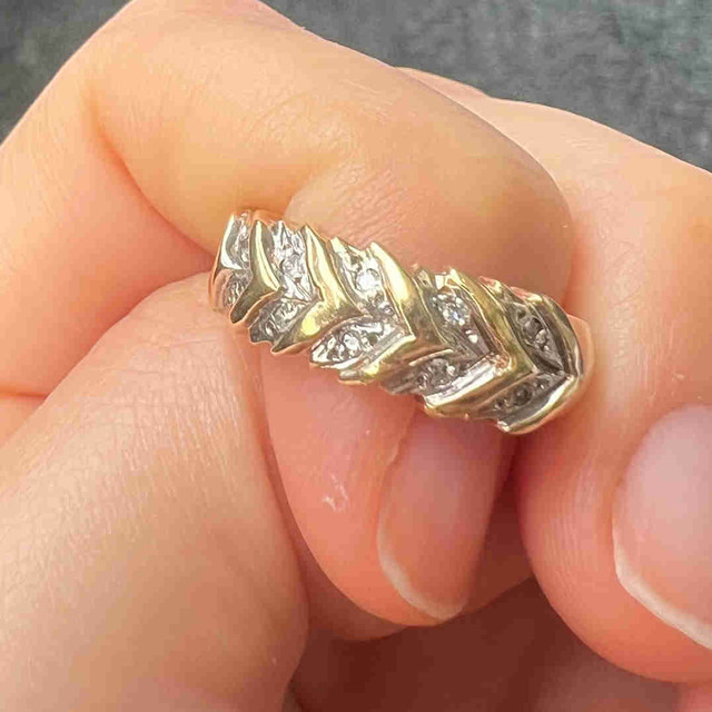 10kt Yellow Gold Diamond Channel Set Ring in Jewellery & Watches in City of Toronto