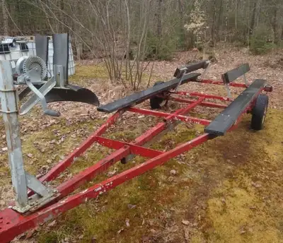 Trailer - remorque Surtout utilisé pour un ponton 16 pieds, mais les braquettes verticales sont ajus...