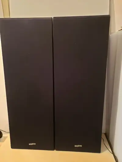 Haut-parleurs Sanyo 30 watts. 34'' X 12'' X 8 1/1'' de profondeur. En bon état. 10$.